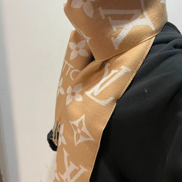 Louis Vuitton Reversible Scarf - Picture 2 of 7